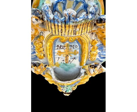 Acquasantiera in maiolica con putti e motivi vegetali stilizzati.Ariano Irpino.