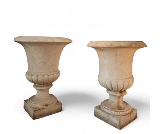 Coppia di vasi medicei in marmo