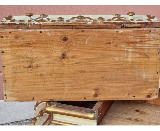 Commode bombée laccata e dorata, area veneta, XVIII secolo