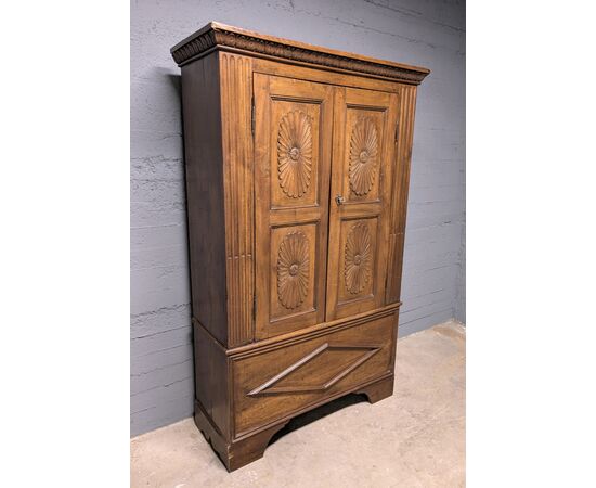 Dispensa lombardo-veneta in noce scolpito – Seconda metà XVIII secolo