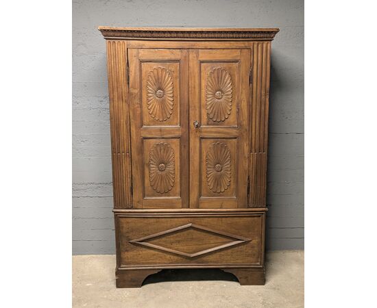 Dispensa lombardo-veneta in noce scolpito – Seconda metà XVIII secolo