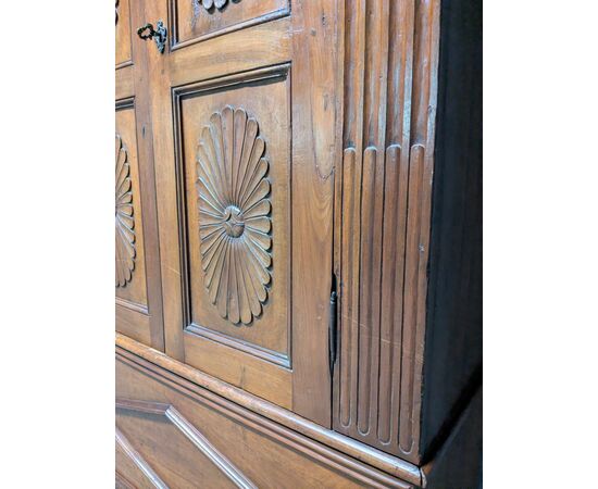 Dispensa lombardo-veneta in noce scolpito – Seconda metà XVIII secolo