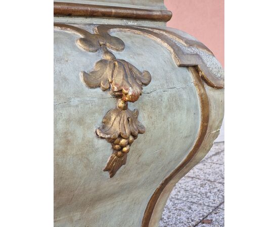 Commode bombée laccata e dorata, area veneta, XVIII secolo