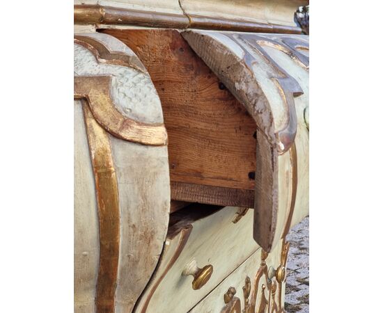 Commode bombée laccata e dorata, area veneta, XVIII secolo