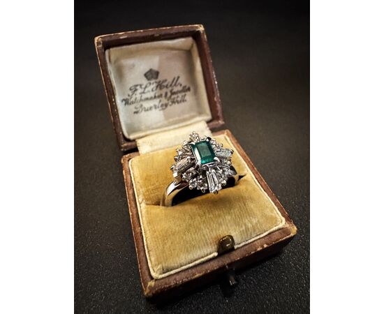 Anello  in  Platino  con Smeraldo  e  Diamanti