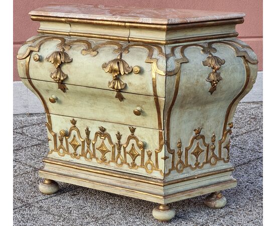 Commode bombée laccata e dorata, area veneta, XVIII secolo