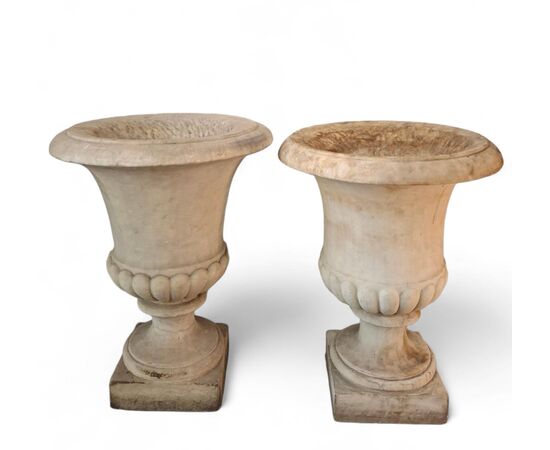 Coppia di vasi medicei in marmo