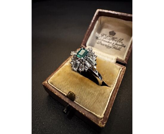Anello  in  Platino  con Smeraldo  e  Diamanti