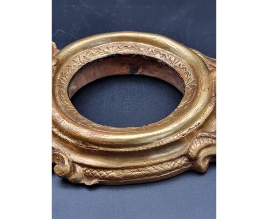 17th century Roman oval frame in gilded lime wood