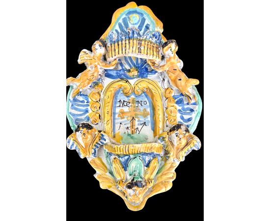Acquasantiera in maiolica con putti e motivi vegetali stilizzati.Ariano Irpino.