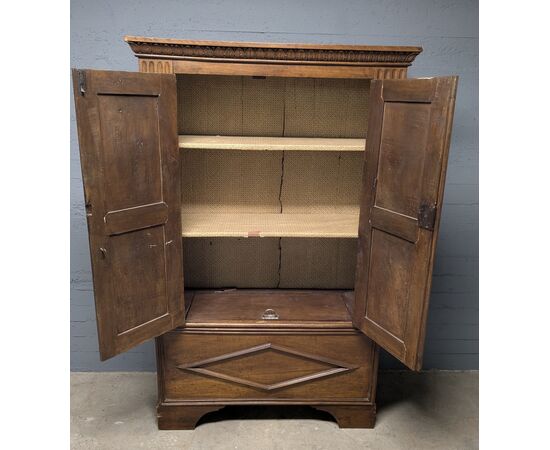 Dispensa lombardo-veneta in noce scolpito – Seconda metà XVIII secolo