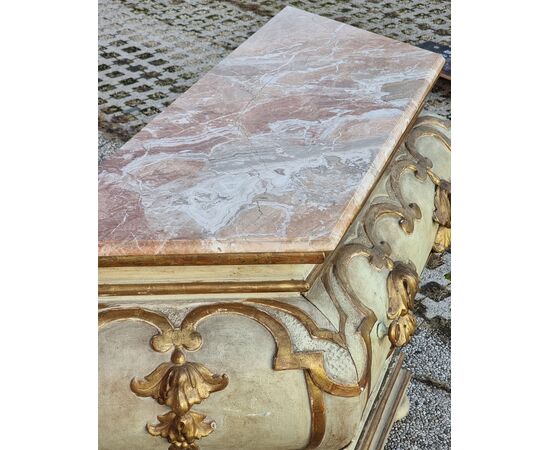 Commode bombée laccata e dorata, area veneta, XVIII secolo