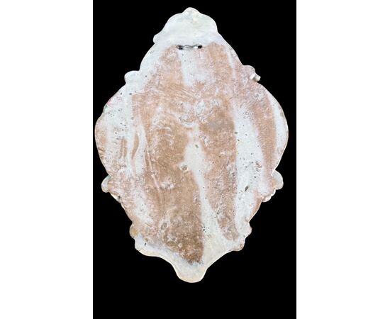 Acquasantiera in maiolica con putti e motivi vegetali stilizzati.Ariano Irpino.