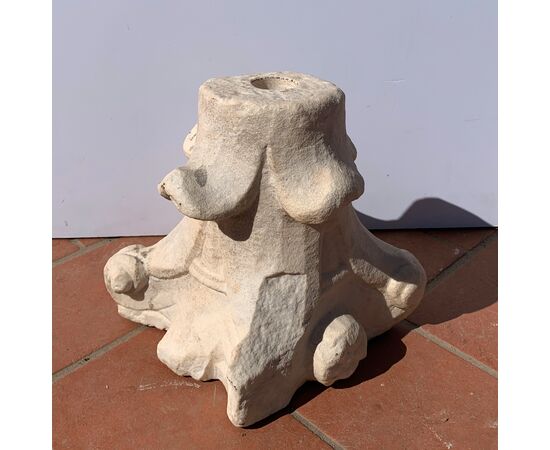 Capitello in pietra scolpita. Italia, XVI-XVII secolo.