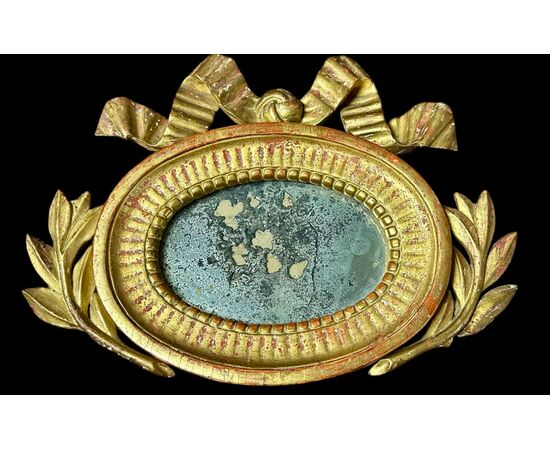 Piccolo specchio ovale in legno dorato con fiocco – Italia, fine XVIII / inizi XIX secolo