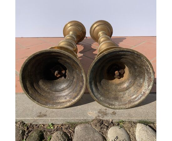 Coppia di candelieri ecclesiastici in bronzo dorato. Italia, XVII secolo.