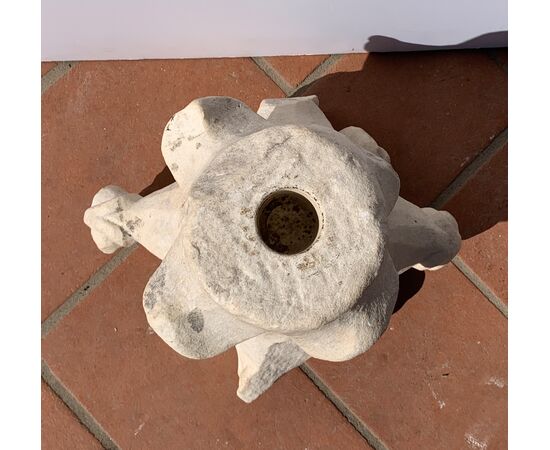 Capitello in pietra scolpita. Italia, XVI-XVII secolo.