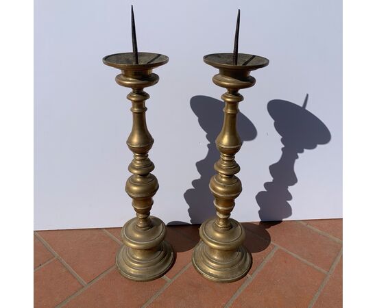 Coppia di candelieri ecclesiastici in bronzo dorato. Italia, XVII secolo.