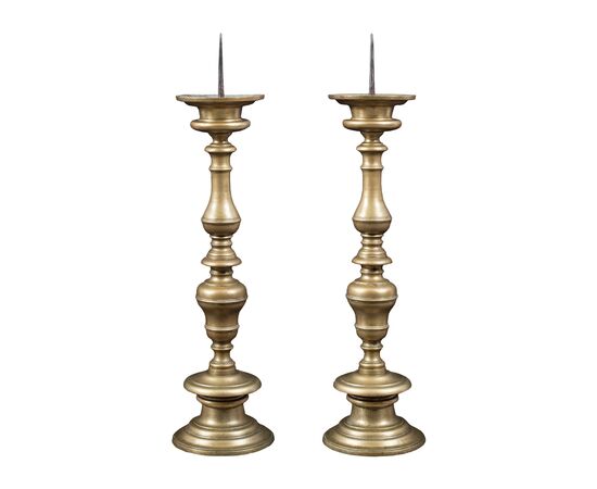 Coppia di candelieri ecclesiastici in bronzo dorato. Italia, XVII secolo.