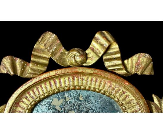 Small gilded wooden oval mirror with bow - Italy, late 18th / early 19th century