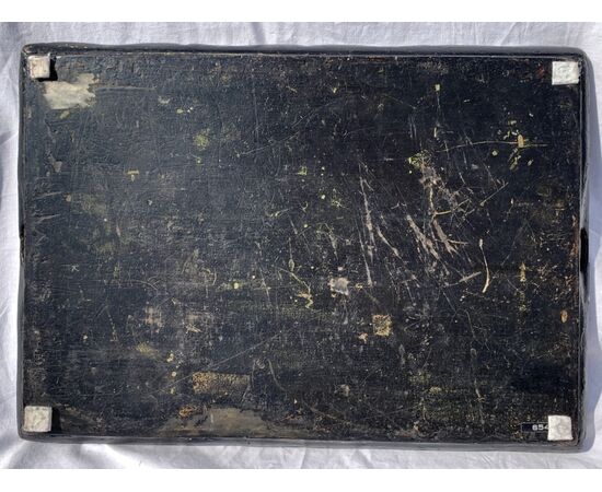 Vassoio in legno laccato e dipinto. Venezia, XVIII secolo.