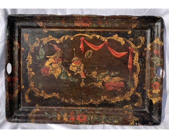 Vassoio in legno laccato e dipinto. Venezia, XVIII secolo.
