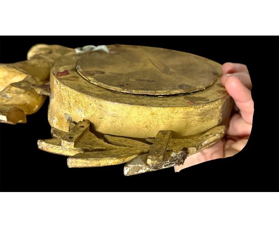 Piccolo specchio ovale in legno dorato con fiocco – Italia, fine XVIII / inizi XIX secolo