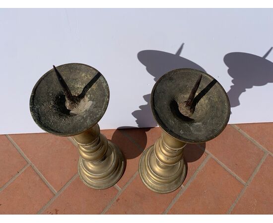 Coppia di candelieri ecclesiastici in bronzo dorato. Italia, XVII secolo.