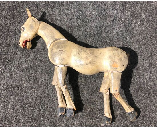 Marionetta in legno raffigurante cavallo.Italia