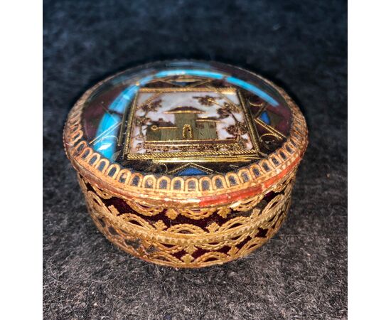 Box with architectural scene in gold wire. Inside in tortoise. Europe.     