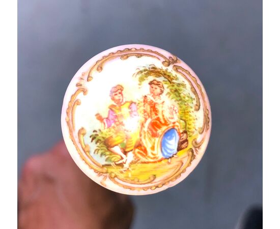 Bastone con pomolo in porcellana a decoro floreale e scena galante.Canna in ebano.Francia.