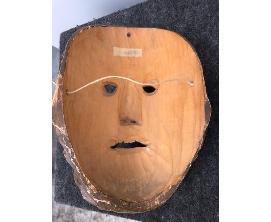 Maschera in legno intagliato e dipinto,raffigurante personaggio maschile con barba.Italia