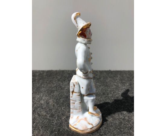 Bottiglietta portaprofumo in porcellana raffigurante un paggio.Francia