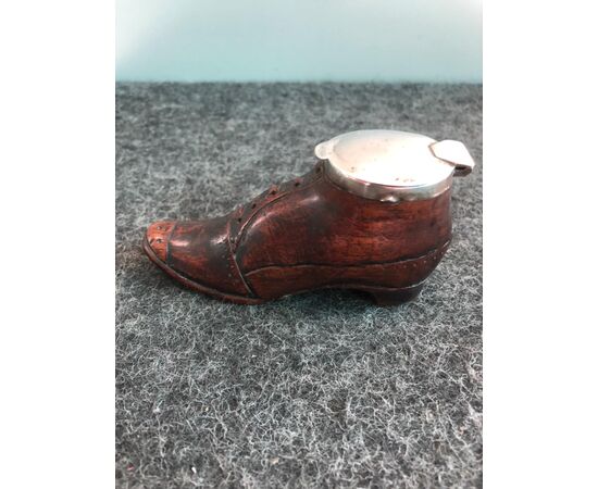 Tabacchiera in legno a forma di scarpa con coperchio in argento.Europa