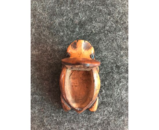 Tabacchiera in legno di bosso raffigurante una rana.Europa
