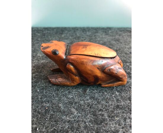 Tabacchiera in legno di bosso raffigurante una rana.Europa