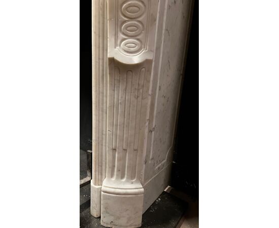 CHM902 - Camino in marmo bianco di Carrara, epoca '800, misure cm L 160 x H 108 x P 40