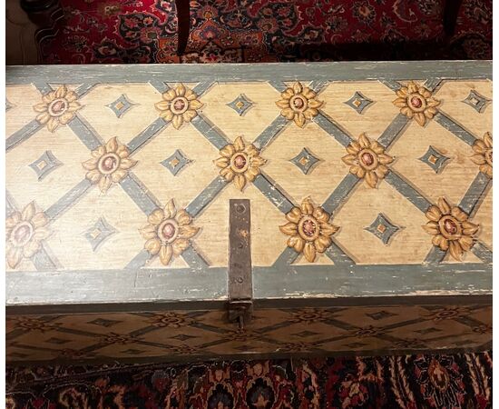 ARM262 - Lacquered and painted chest, 19th century, dimensions cm L 120 x H 54 x D 50