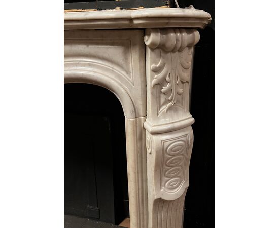CHM902 - Camino in marmo bianco di Carrara, epoca '800, misure cm L 160 x H 108 x P 40