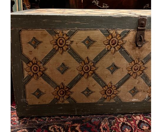 ARM262 - Lacquered and painted chest, 19th century, dimensions cm L 120 x H 54 x D 50