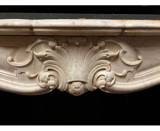 CHM902 - Camino in marmo bianco di Carrara, epoca '800, misure cm L 160 x H 108 x P 40