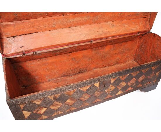 Baule in massello di abete rivestito in velluto e rombi in lamiera con incisioni a sbalzo, Italia, XVI secolo