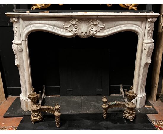 CHM902 - Camino in marmo bianco di Carrara, epoca '800, misure cm L 160 x H 108 x P 40