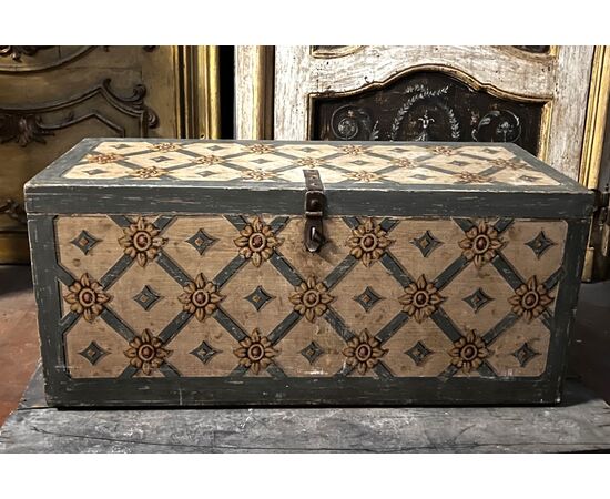 ARM262 - Lacquered and painted chest, 19th century, dimensions cm L 120 x H 54 x D 50