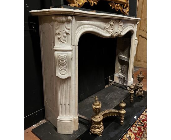 CHM902 - Camino in marmo bianco di Carrara, epoca '800, misure cm L 160 x H 108 x P 40