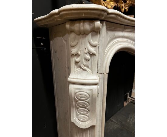 CHM902 - Camino in marmo bianco di Carrara, epoca '800, misure cm L 160 x H 108 x P 40