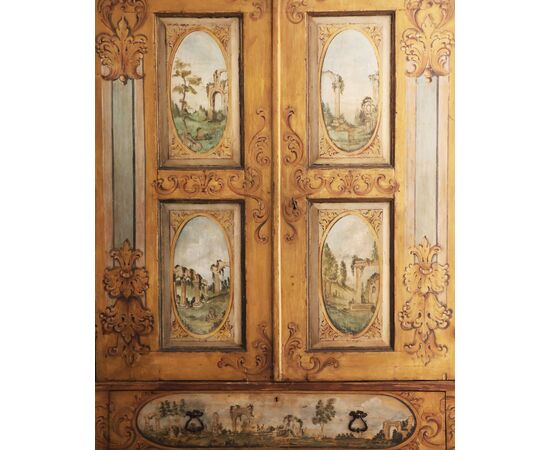 Armadio in legno dipinto a festoni e capricci architettonici, Marche, XVIII secolo