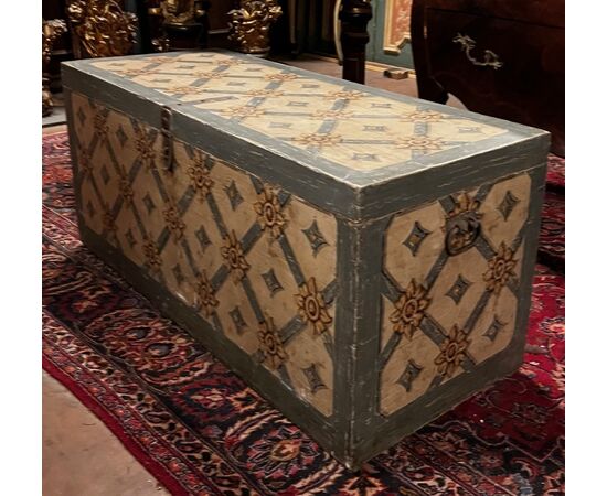 ARM262 - Lacquered and painted chest, 19th century, dimensions cm L 120 x H 54 x D 50