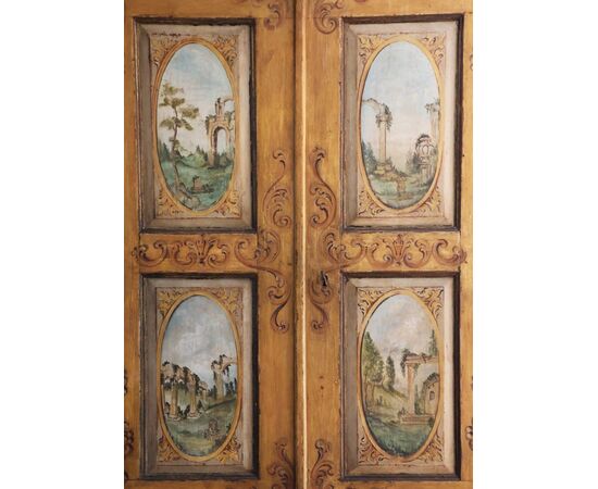 Armadio in legno dipinto a festoni e capricci architettonici, Marche, XVIII secolo