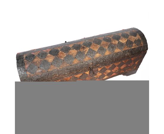 Baule in massello di abete rivestito in velluto e rombi in lamiera con incisioni a sbalzo, Italia, XVI secolo